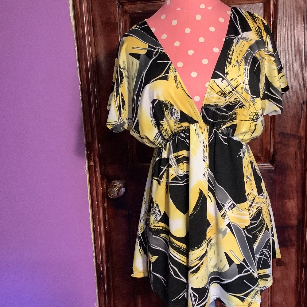Sixteen   Yellow and Black Flaired Top Size M